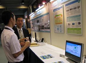 展示ブースにて表彰課題について説明