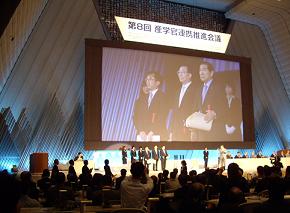 表彰壇上に並んだ次世代低公害大型自動車開発の受賞者